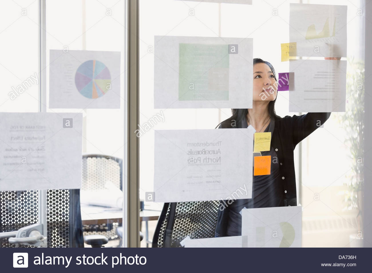Geschäftsfrau, die Arbeiten am Projekt im Büro Stockfoto