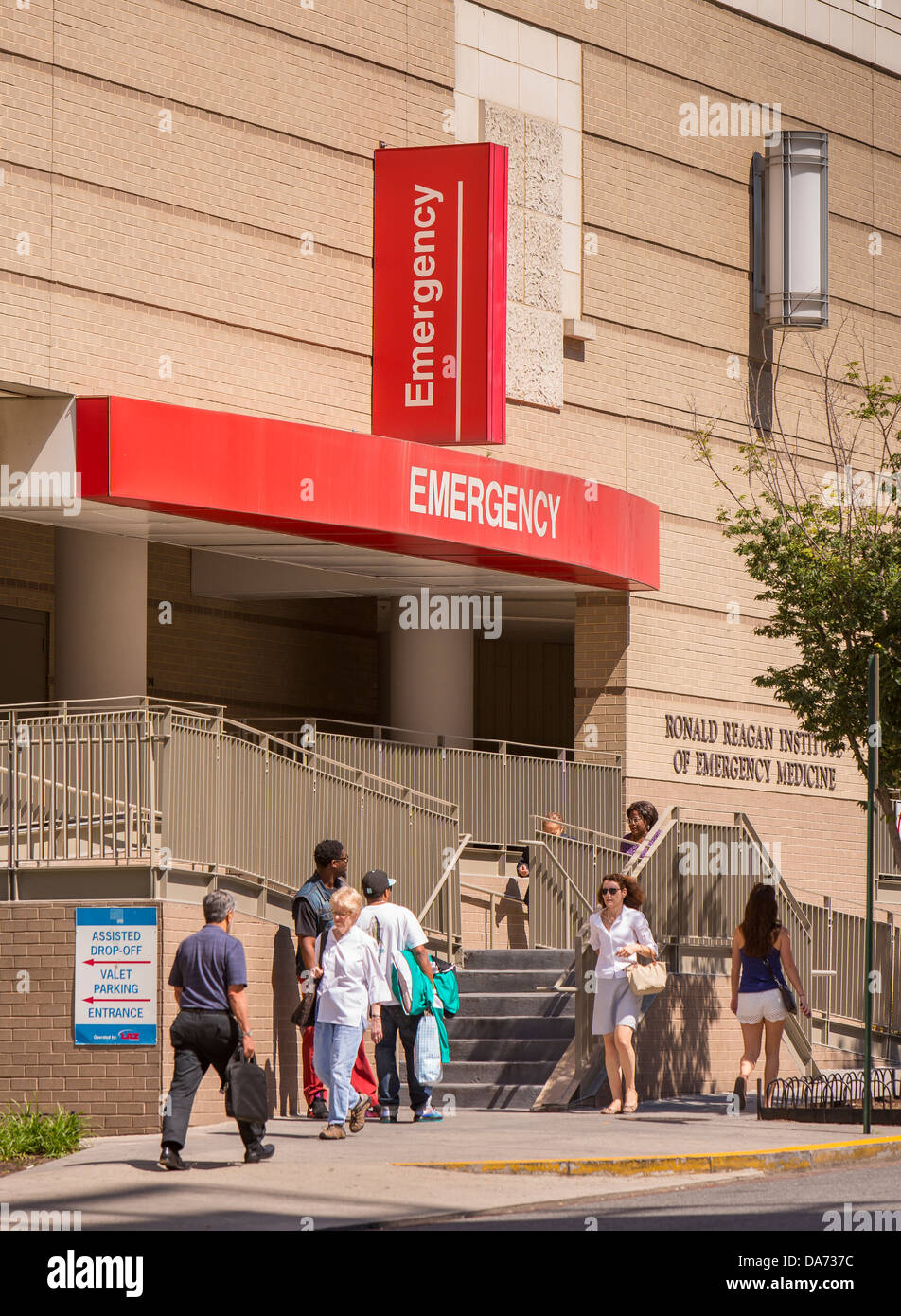 WASHINGTON, DC, USA - The George Washington University Hospital Notaufnahme Eingang und Zeichen. Stockfoto