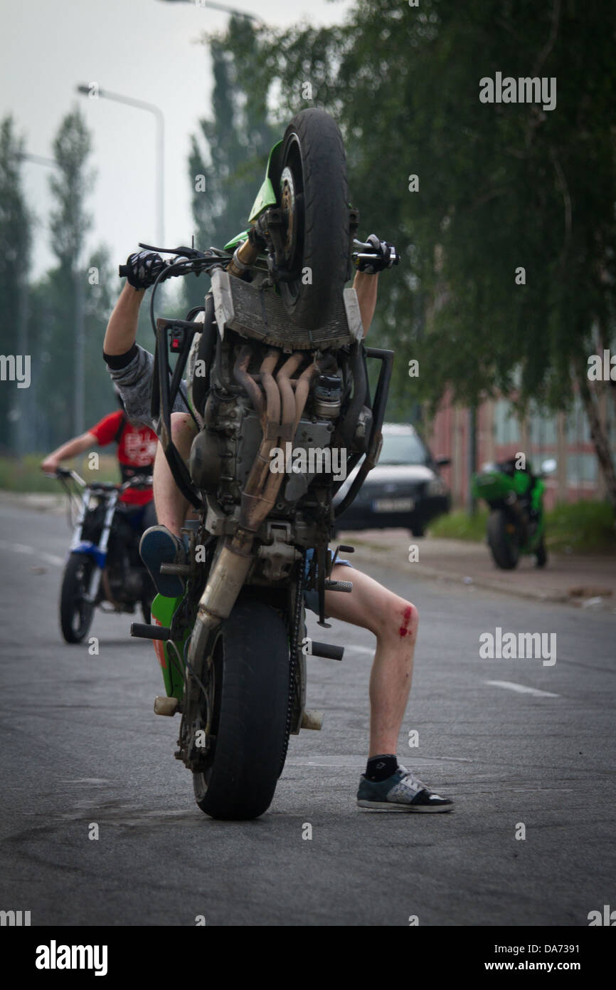 Stunt-Motorradfahrer auf leeren Straßen zu üben. Kattowitz, Polen. Stockfoto