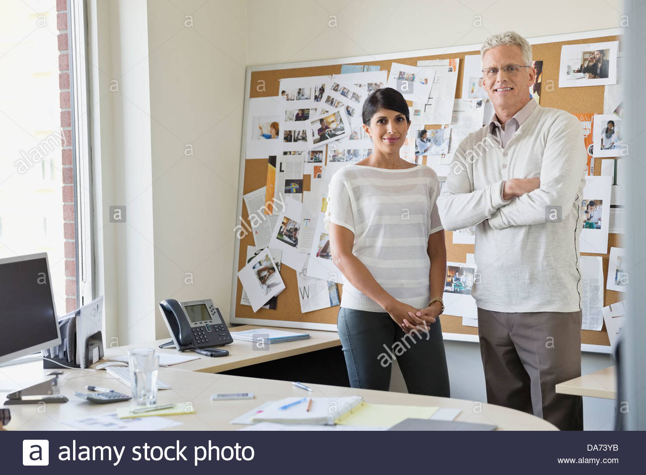 Porträt von Geschäftspartnern, zusammenstehen im Büro Stockfoto
