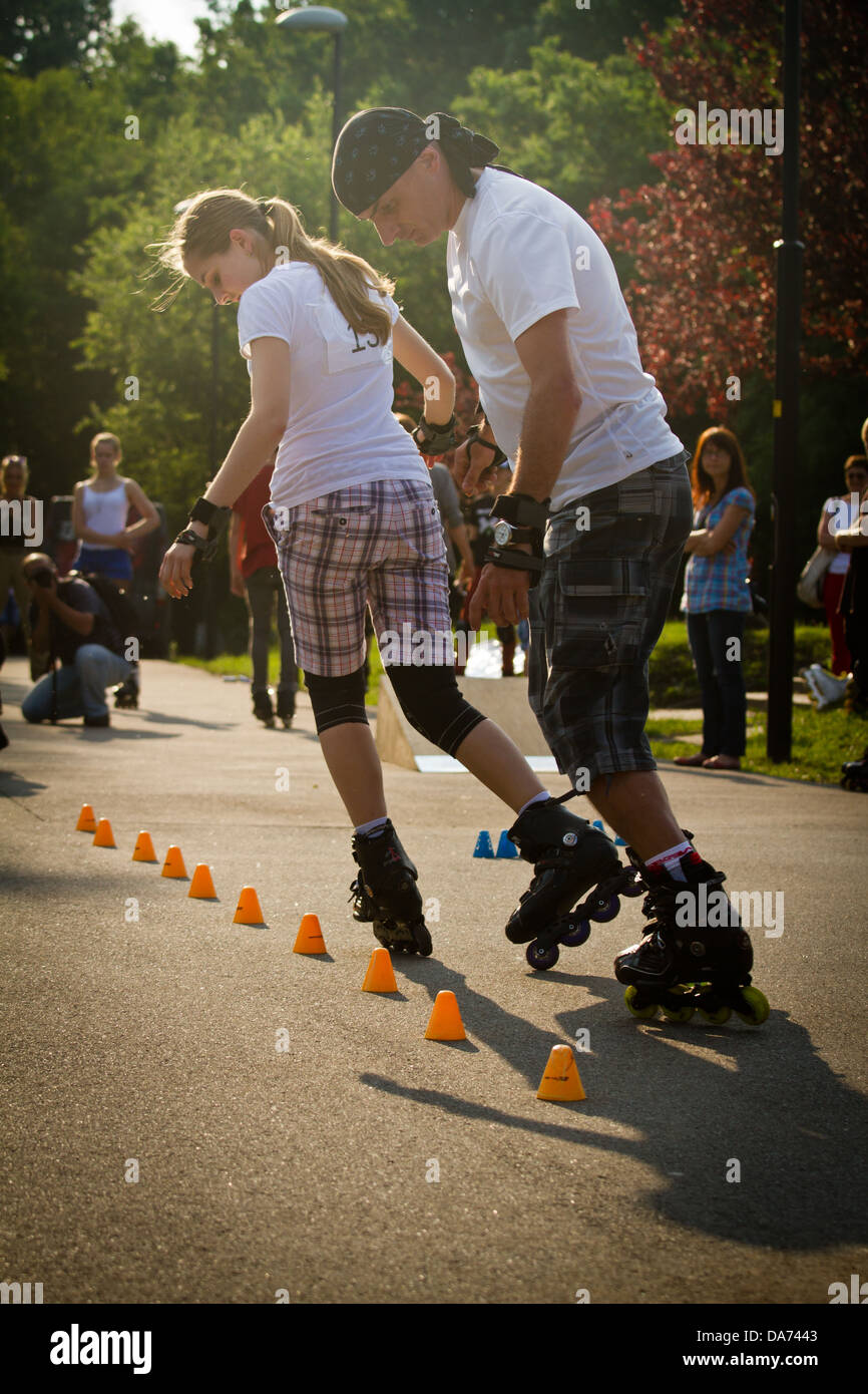 Paar synchron Inlineskating durch Slalom Zapfen. Stockfoto