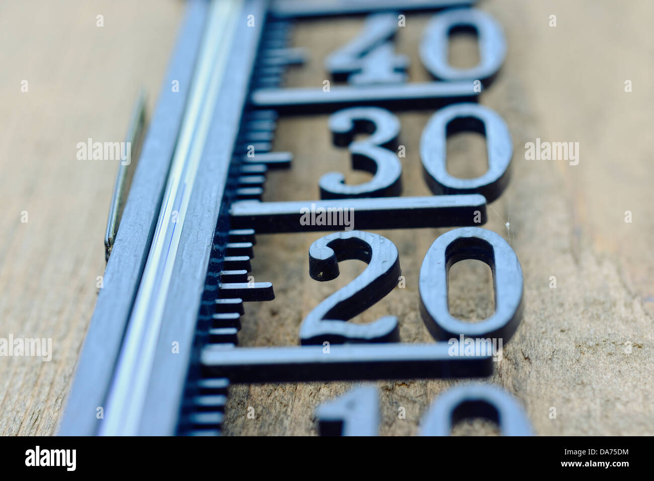Thermometer zeigt die Temperatur im Sommer Schatten Stockfoto