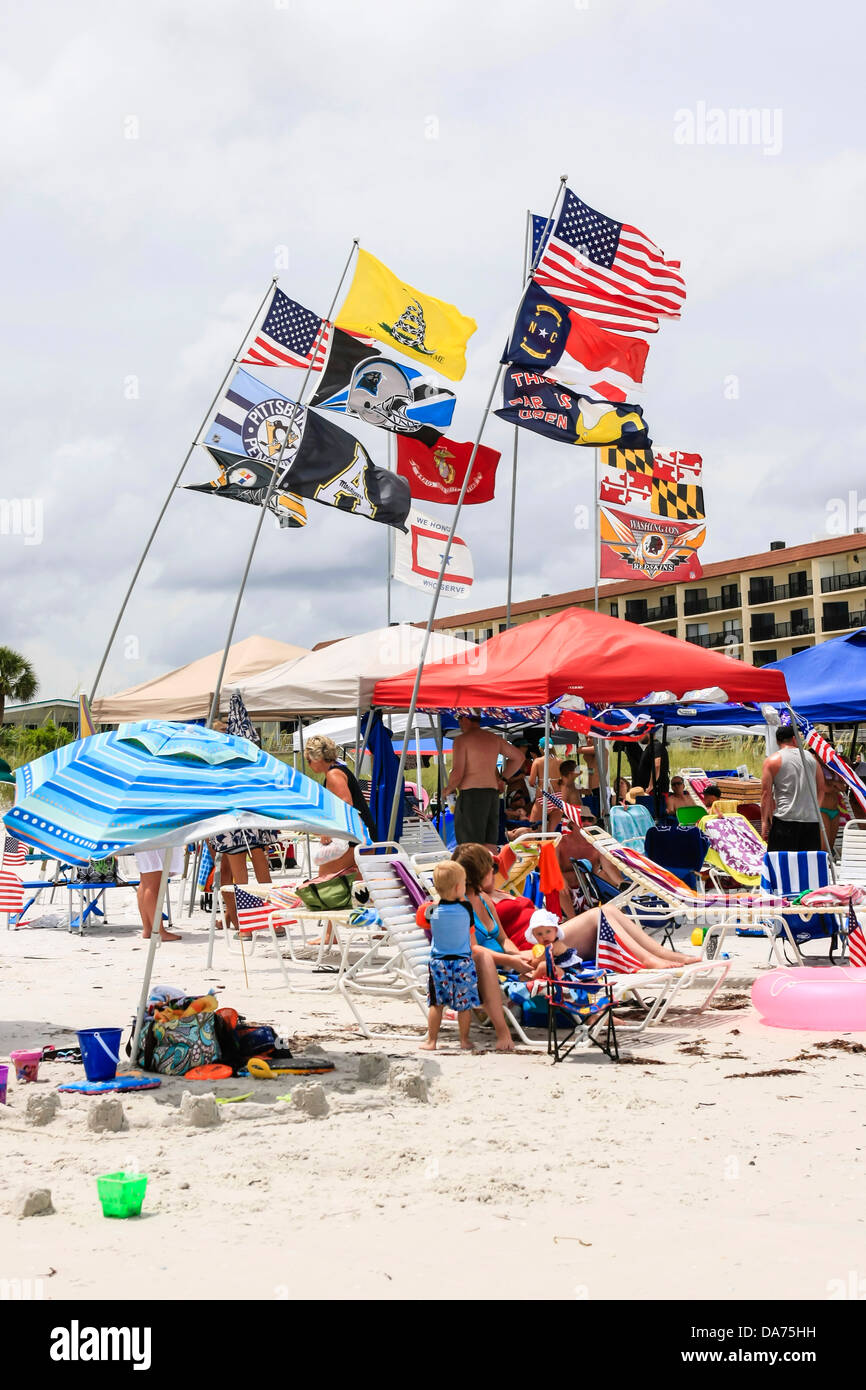 Flaggen wehen am Strand in Florida am 4. Juli Stockfoto