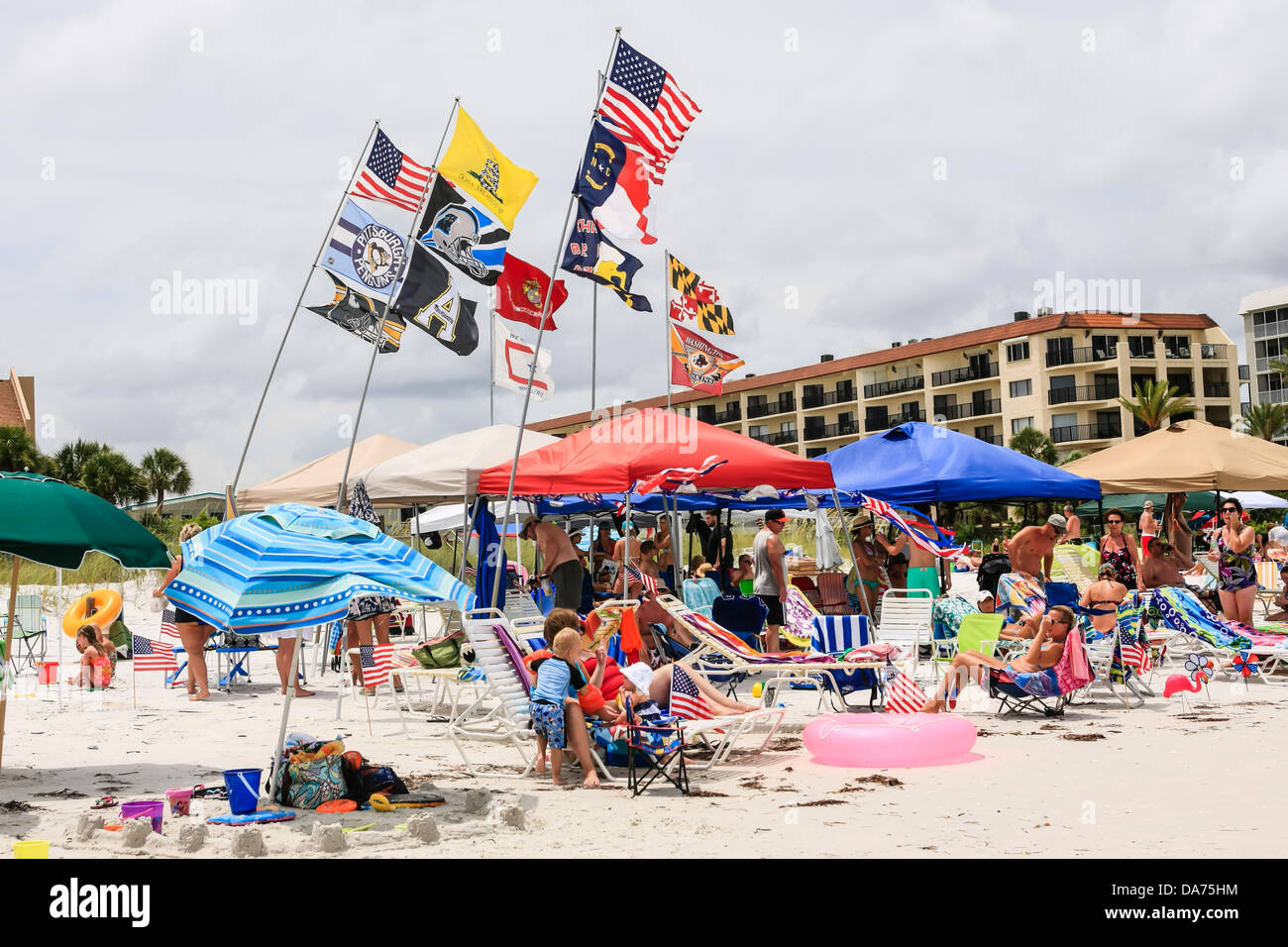 Flaggen wehen am Strand in Florida am 4. Juli Stockfoto