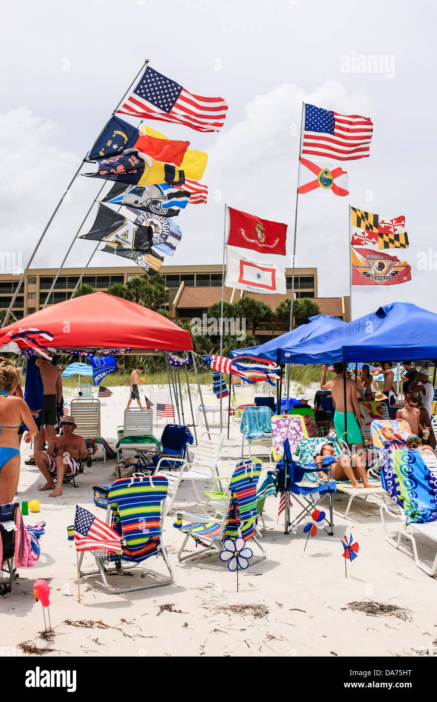 Flaggen wehen am Strand in Florida am 4. Juli Stockfoto