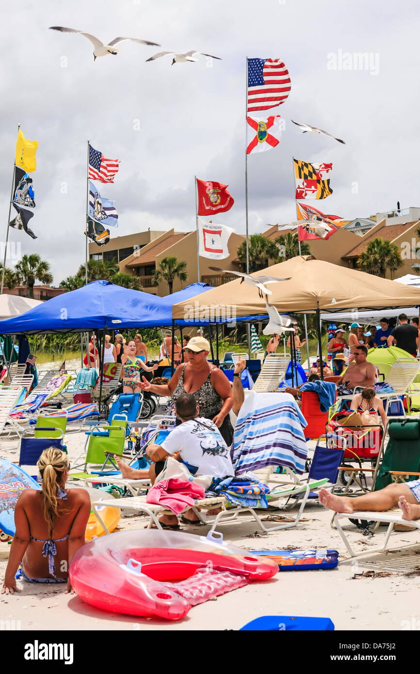 Flaggen wehen am Strand in Florida am 4. Juli Stockfoto