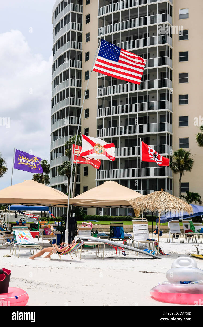 Flaggen wehen am Strand in Florida am 4. Juli Stockfoto