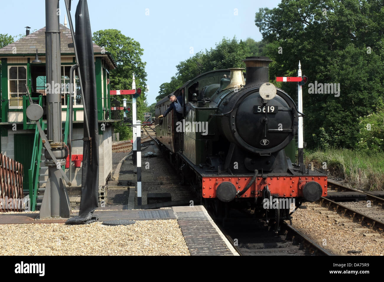 Ein Dampfzug kommt bei Holt Bahnhof auf die North Norfolk railway Stockfoto