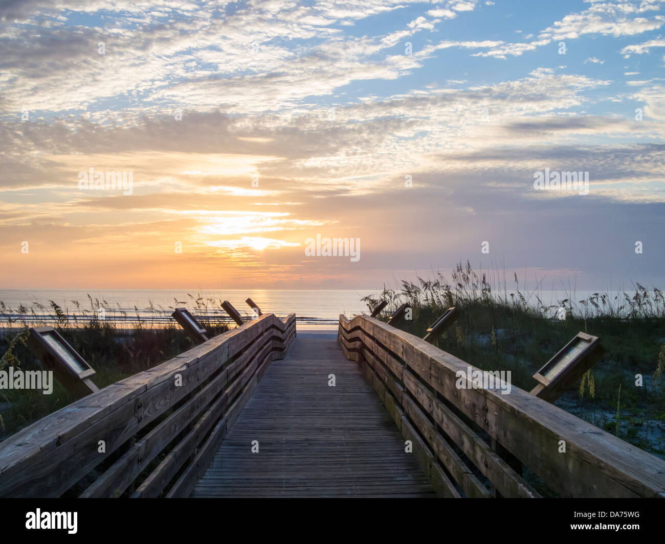 Holzsteg am Strand bei Crescent Beach, FL Stockfoto