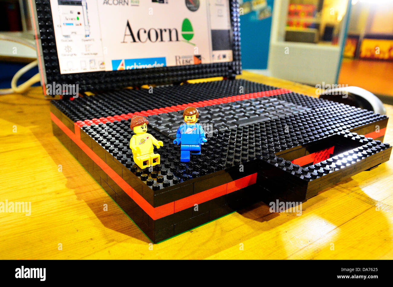 Coalville, UK. 5. Juli 2013. Eine funktionierende Lego Laptop gemacht durch London Software engineer Peter Howkins, bei der ersten jemals Silicon Dreams British Vintage Computer Festival, 6.-7. Juli Snibston Discovery Museum in Coalville, Leics., er baute den Computer für £100 und die Hälfte davon waren die Kosten für die Lego. Der Laptop läuft die RISC Betriebssystem von Acorn Computer im Jahr 1996.  Die 48 mhz Maschine kann hat 64mb RAM, ein 3-GB-Festplatte und im Internet surfen sowie bieten eine Plattform für Retro-Gaming. Foto von John Robertson/Silicon Dreams, 2013. Bildnachweis: John Robertson/Alamy Live-Nachrichten Stockfoto