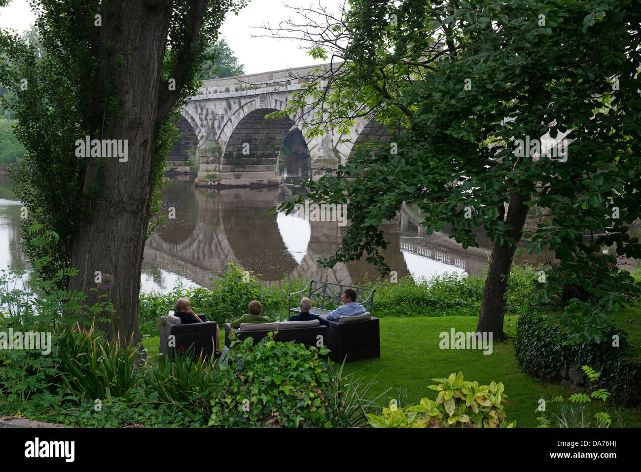 Kunden aus das Mytton & Meerjungfrau Country House Hotel genießen den Blick auf die alte Brücke über den Fluss Severn. Atcham. Stockfoto