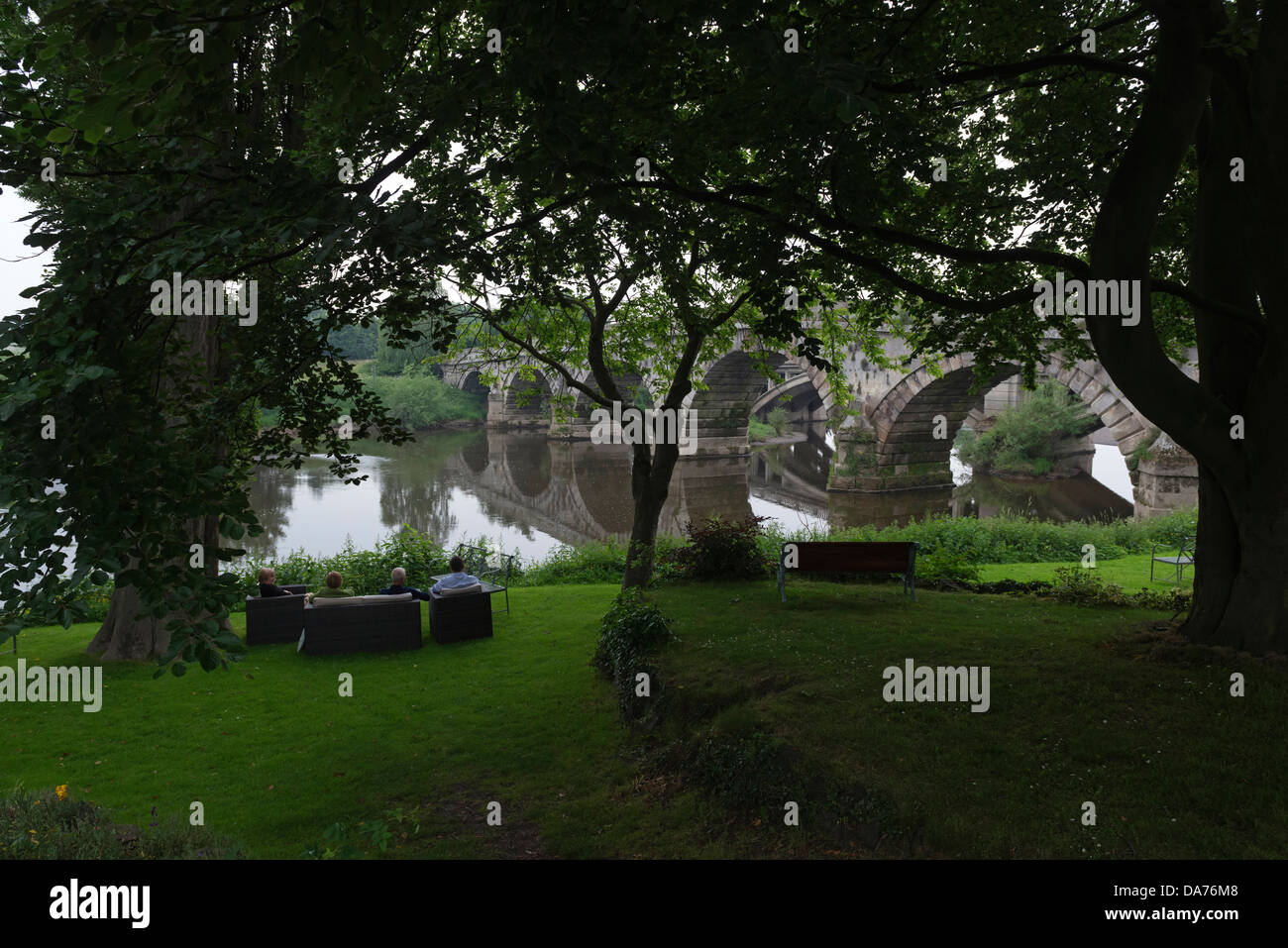 Kunden aus das Mytton & Meerjungfrau Country House Hotel genießen den Blick auf die alte Brücke über den Fluss Severn. Atcham. Stockfoto