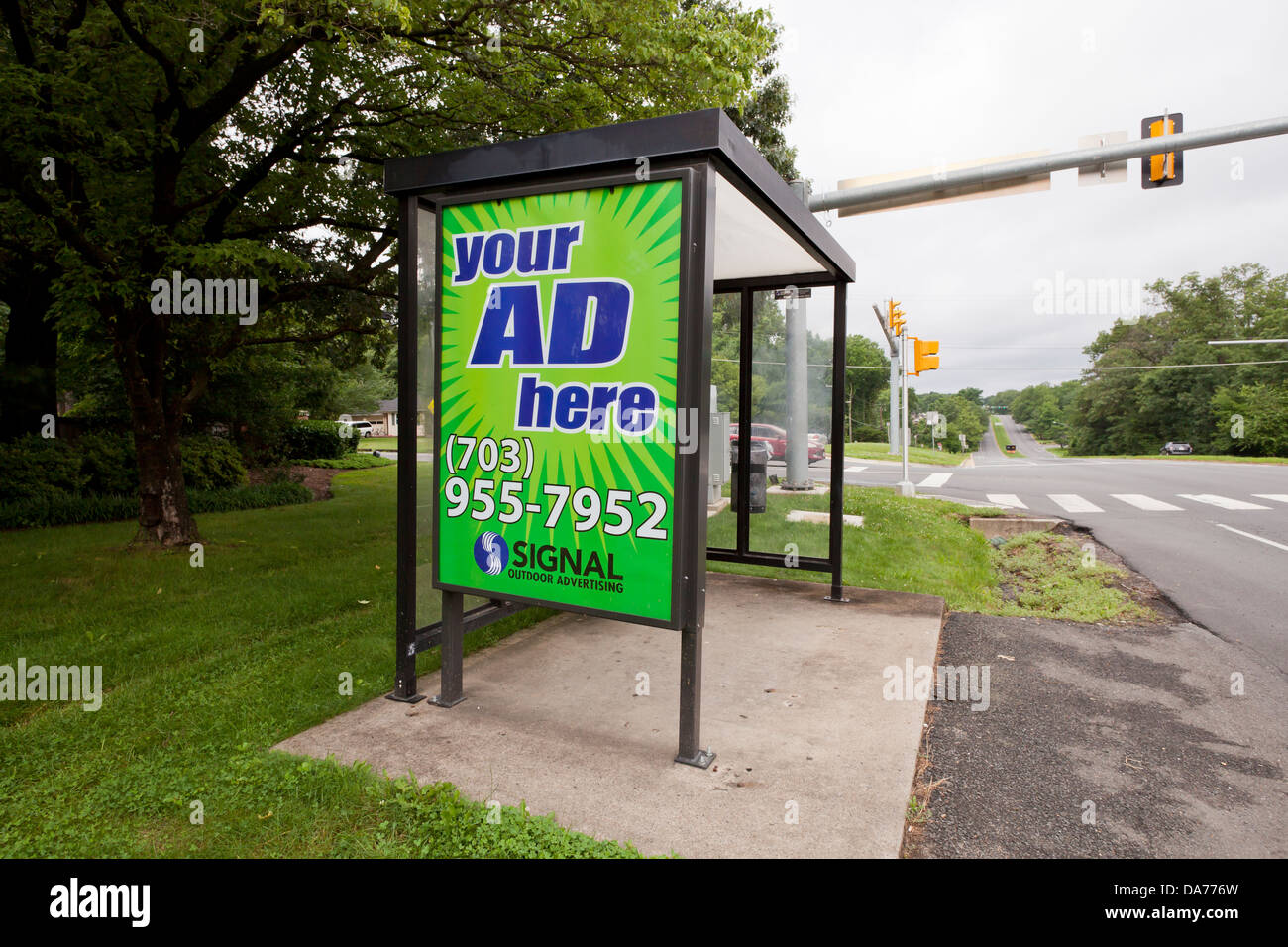 Überdachte Bushaltestelle Anzeige Raum Werbung - Virginia, USA Stockfoto