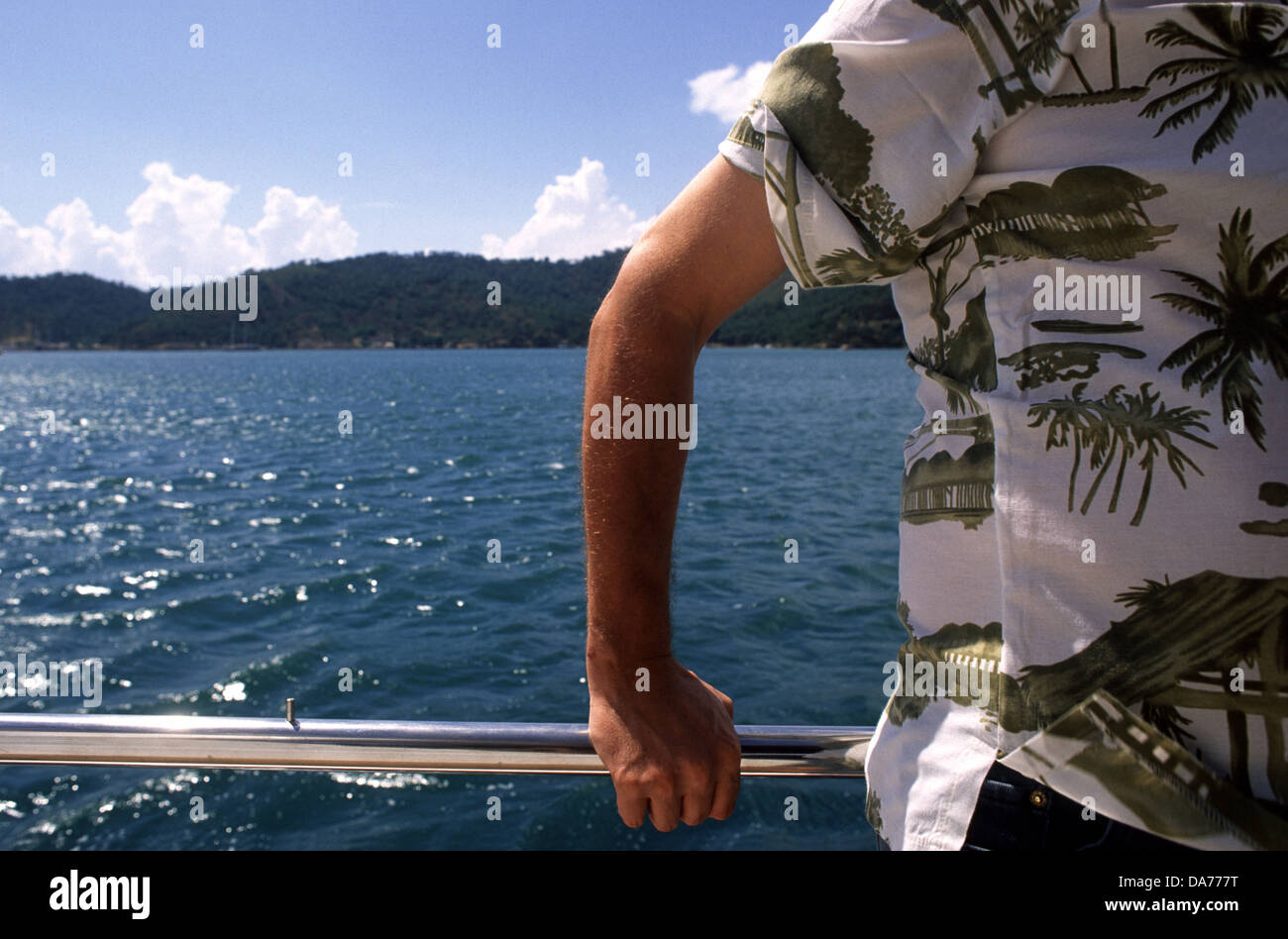 Ein Tourist mit klassischem hawaiianischen Hemd mit kurzen Ärmeln an der Küste der türkischen Riviera bei Marmaris im Südwesten der Türkei Stockfoto