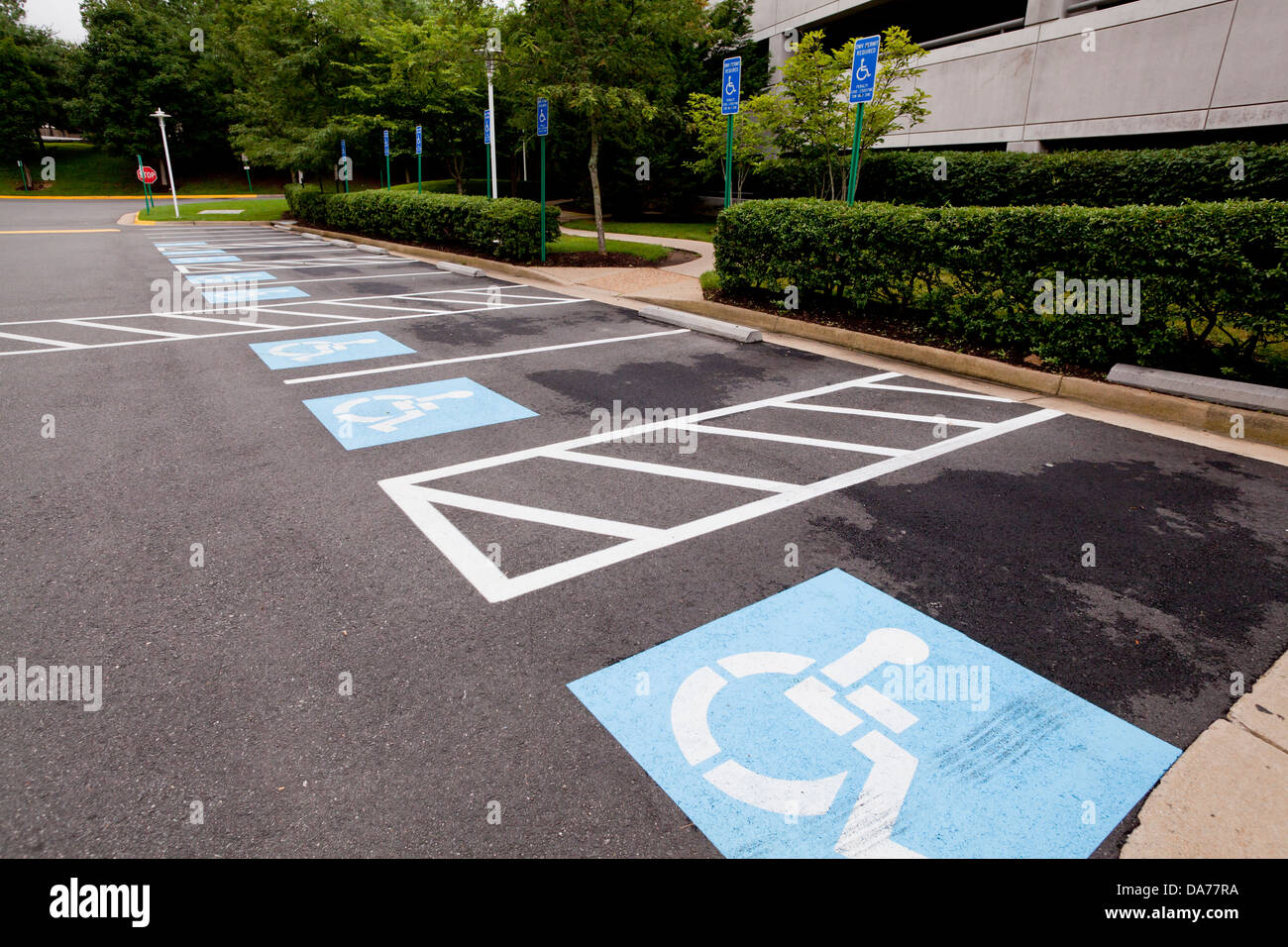 Behinderten-Parkplätze Stockfoto