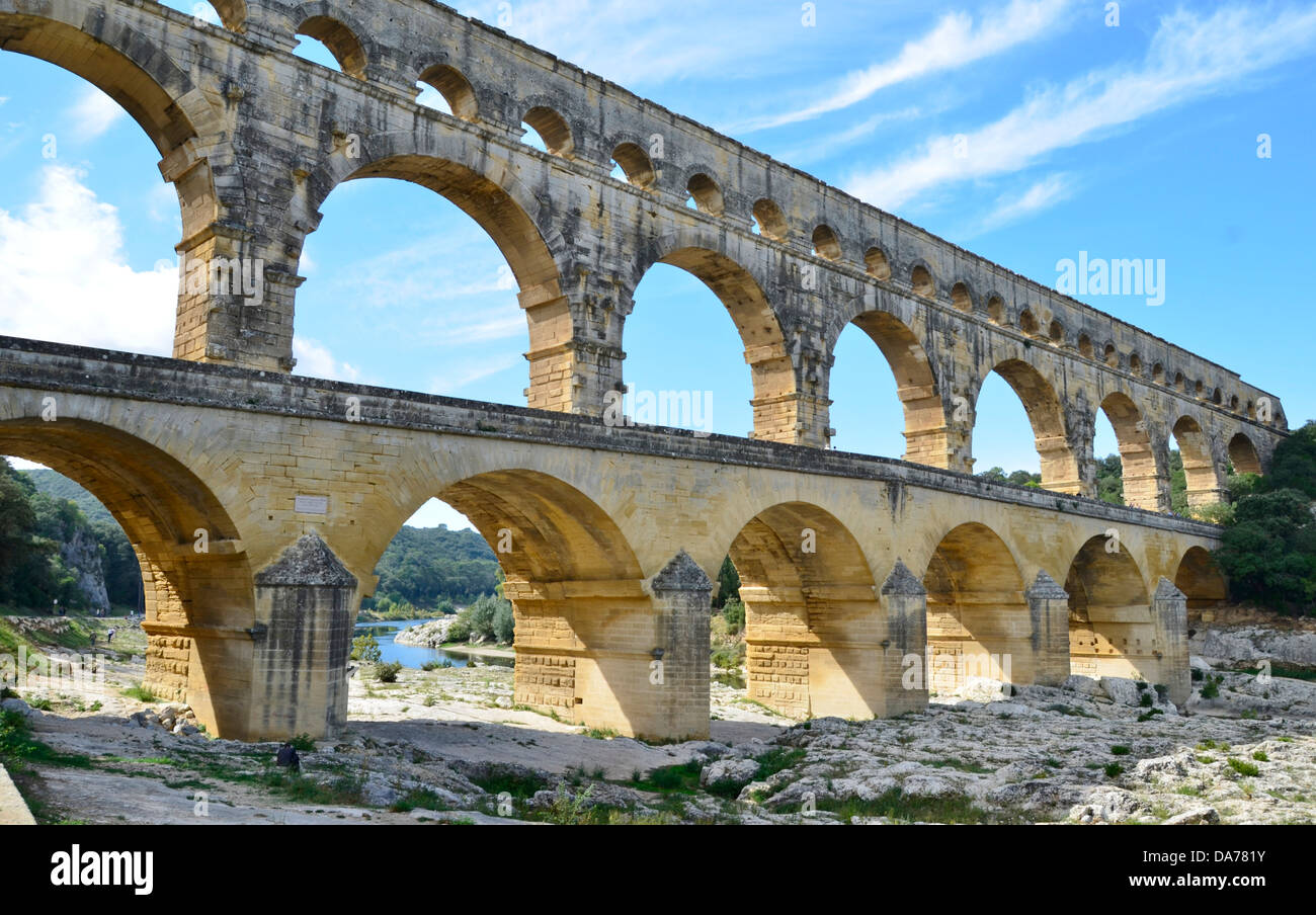 Antike römische Aquäduktbrücke Pont du Gard kreuzt den Gardon Fluss Remoulins, Südfrankreich. Welterbe Stockfoto