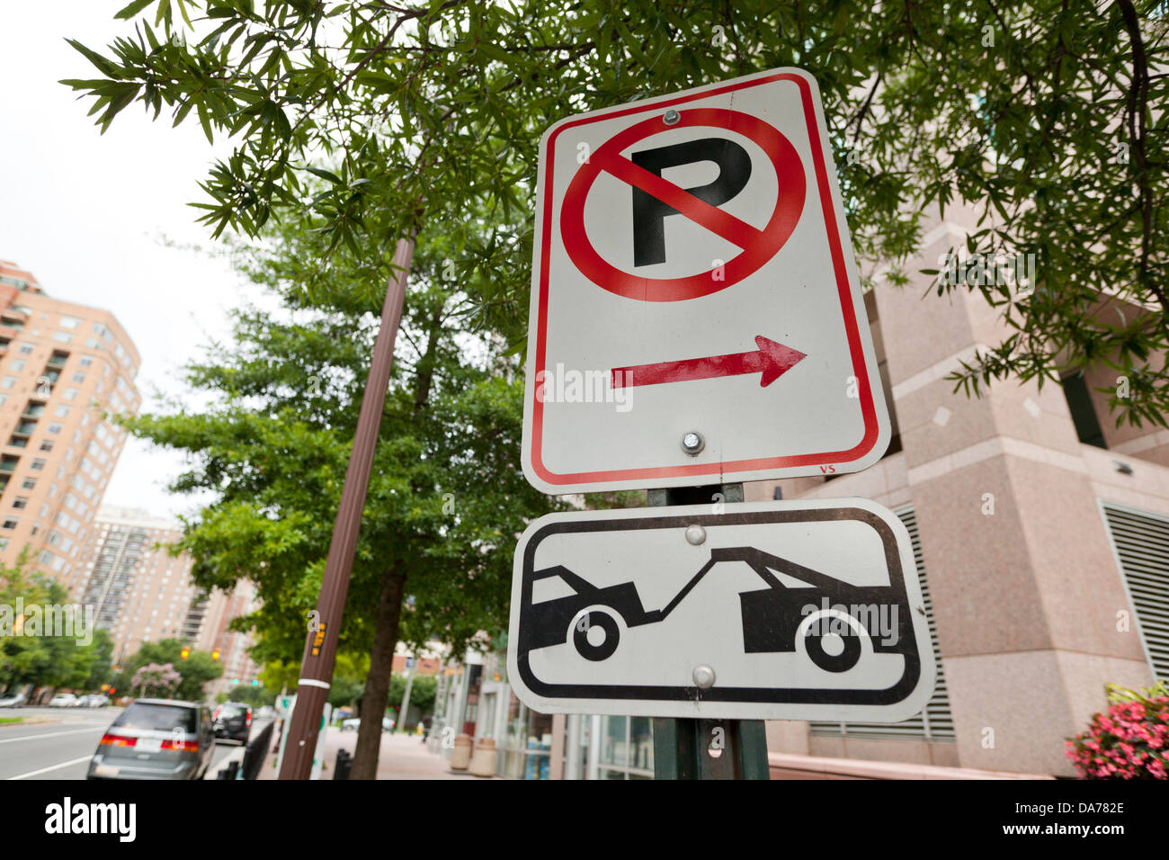 Kein Parkplatz Tow Away Zone Zeichen Stockfoto