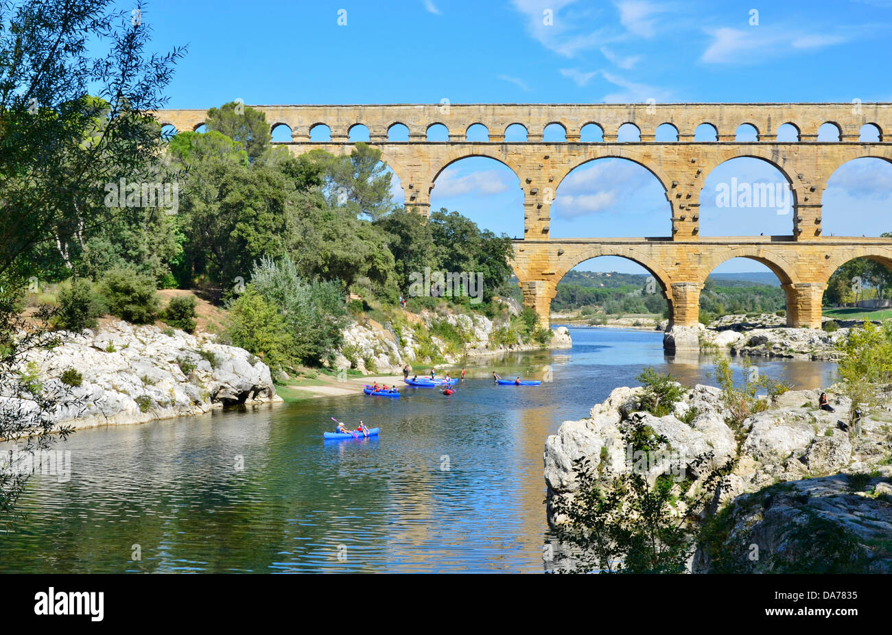 Antike römische Aquäduktbrücke Pont du Gard kreuzt den Gardon Fluss Remoulins, Südfrankreich. Welterbe Stockfoto