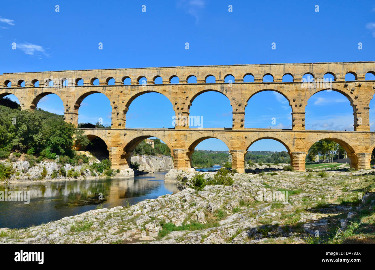 Antike römische Aquäduktbrücke Pont du Gard kreuzt den Gardon Fluss Remoulins, Südfrankreich. Welterbe Stockfoto