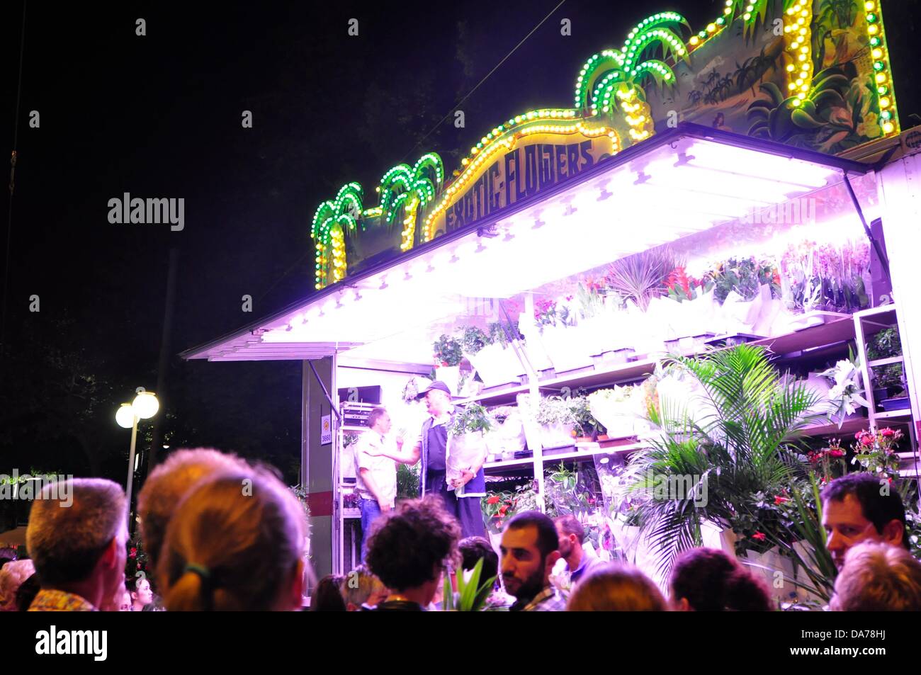 Zürich, Schweiz. 5. Juli 2013. Im Zentrum von Zürich, Schweiz, ist ein weltweit großes Festival für drei Tage statt. Partys, Karneval, Fahrgeschäfte, Märkte und Essen und trinken steht überall.  -Menschen vor Blume Kaufleute. Stockfoto