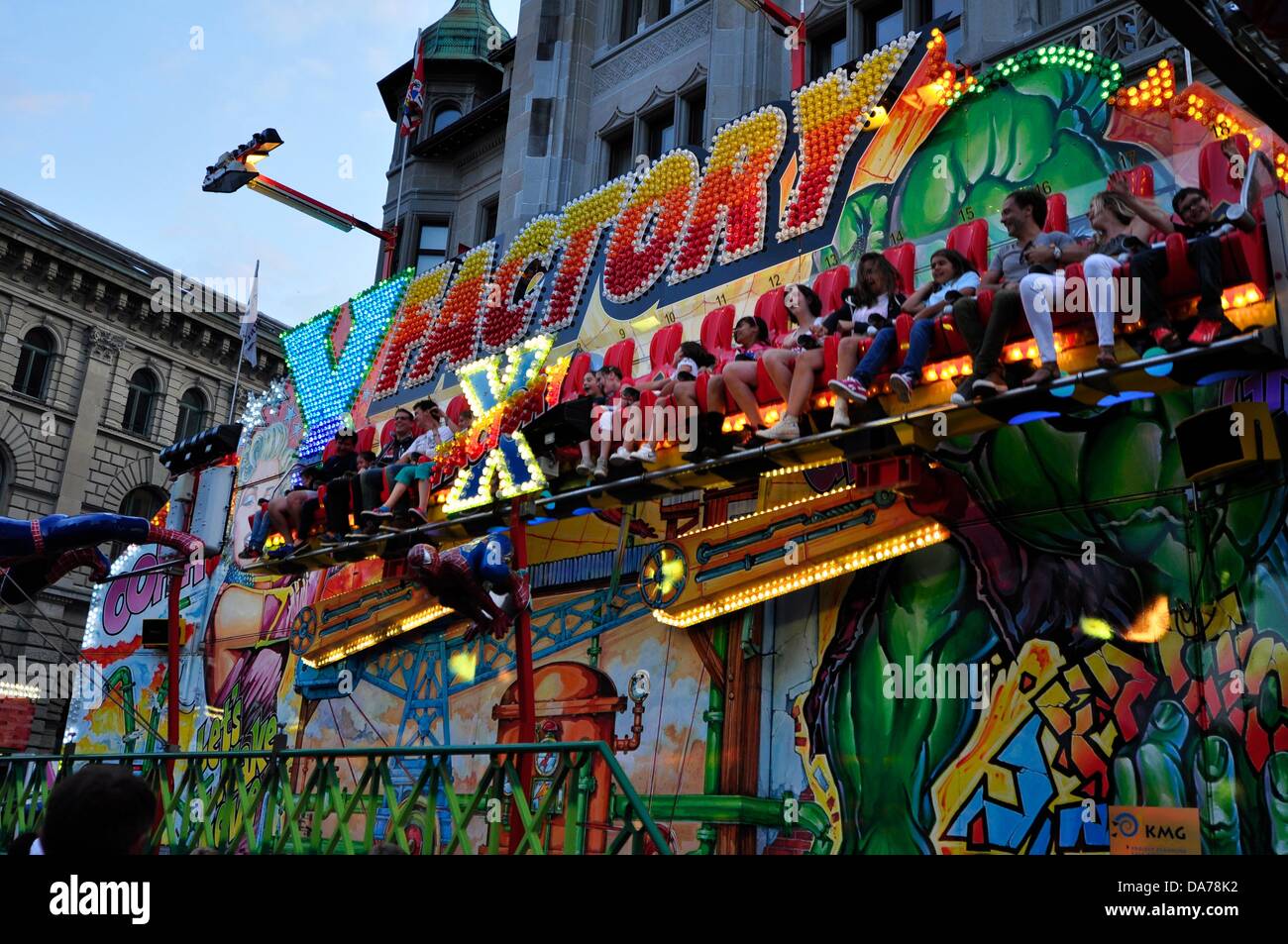 Zürich, Schweiz. 5. Juli 2013. Im Zentrum von Zürich, Schweiz, ist ein weltweit großes Festival für drei Tage statt. Partys, Karneval, Fahrgeschäfte, Märkte und Essen und trinken steht überall.  -Menschen spielen Riesen schreiten in Zürich Festival. Stockfoto