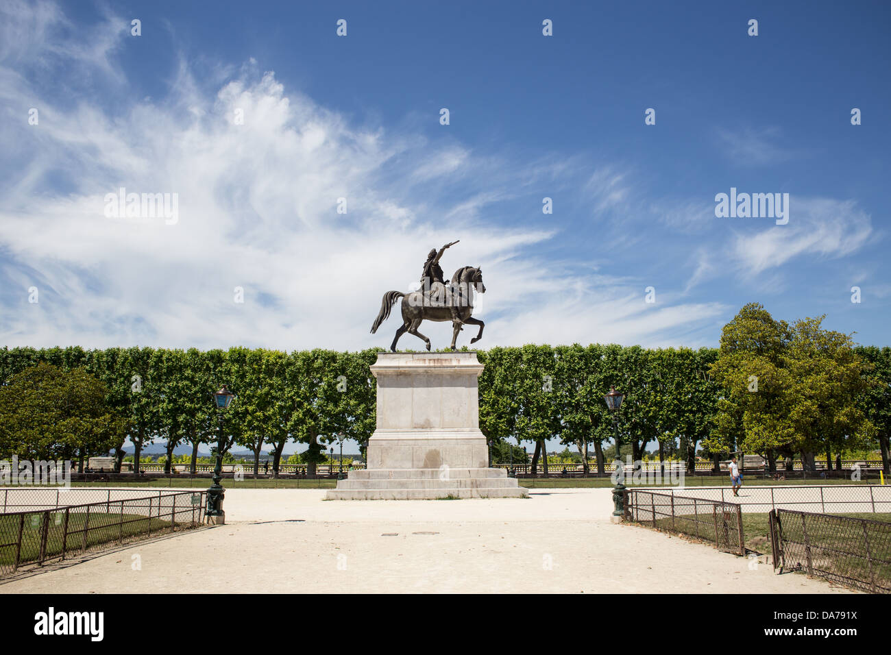 Statue von militärischen Reiter in einem Baum gesäumten Park mit dramatische Wolken Stockfoto