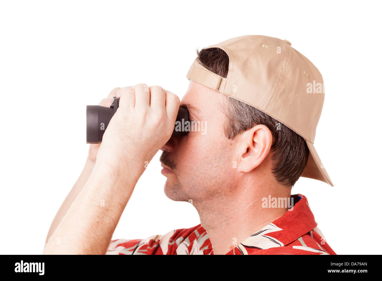 Mann im Hawaiihemd Blick durch ein Fernglas Stockfoto