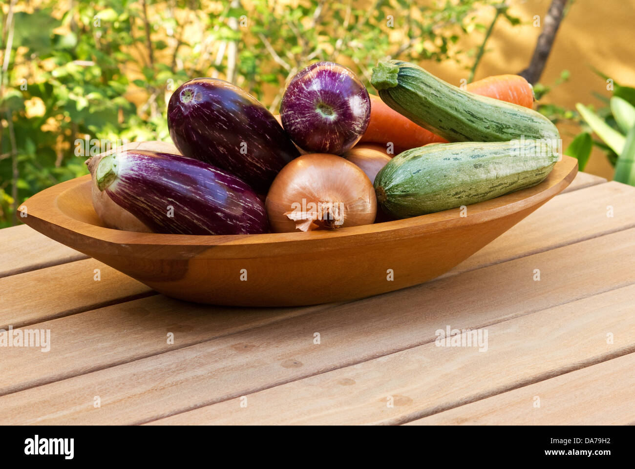 Frisches Gemüse auf Gartentisch Stockfoto