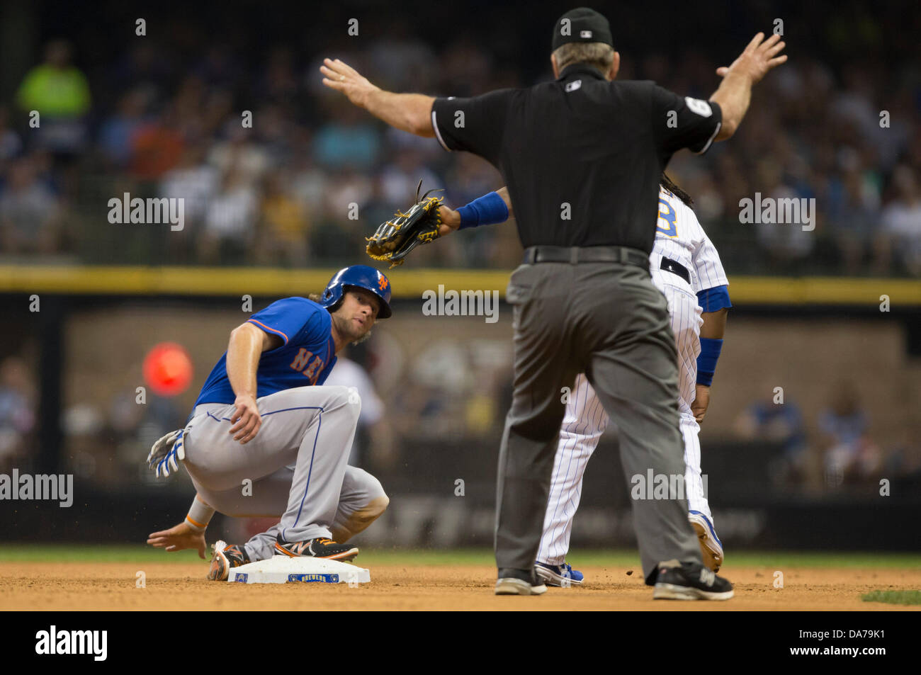 Milwaukee, Wisconsin, USA. 5. Juli 2013. New York Mets Center Fielder Kirk Nieuwenhuis #9 stiehlt zweites Standbein im 6. Inning während der Major League Baseball Spiel zwischen den Milwaukee Brewers und die New York Mets im Miller Park in Milwaukee, Wisconsin. Mets führen die Brauer 8-3 im 7. Inning. John Fisher/CSM. Bildnachweis: Csm/Alamy Live-Nachrichten Stockfoto