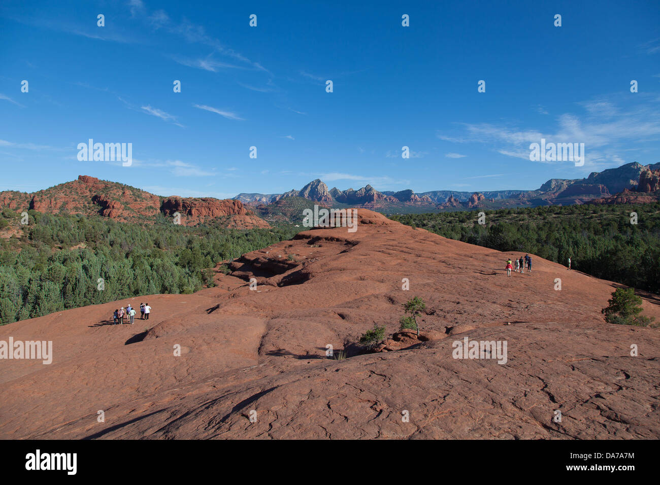 9. Juni 2013 trail - Sedona, Arizona, USA - Touristen auf u-Boot-Rock auf der Broken Arrow. Pink Jeep-Touren, geführte Treiber erklären, Geologie und Geschichte der Gegend. Sedona Hauptattraktion ist eine Reihe von roten Sandstein-Formationen, die zu glühen in leuchtende Orange und rot, wenn der Aszendent oder untergehende Sonne beleuchtet erscheinen. Die roten Felsen bilden eine beliebte Kulisse für zahlreiche outdoor-Aktivitäten von spirituellen Bestrebungen bis hin zu den Hunderten von Wander- und Mountainbike-Strecken. Sedona ist benannt nach Sedona Arabelle Miller Schnebly (1877−1950), die Ehefrau von Theodore Carlton Schnebly, die Stadt f Stockfoto