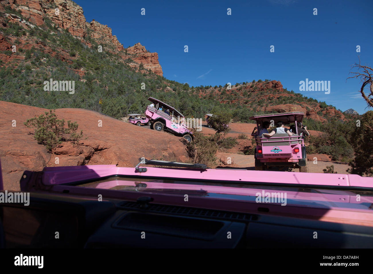 9. Juni 2013 - Sedona, Arizona, USA - von Sedona Best off Road Abenteuer ist Broken Arrow Trail mit Pink Jeep Tours geführte Autofahrer, die Geologie und Geschichte der Region erklären. Sedona Hauptattraktion ist eine Reihe von roten Sandstein-Formationen, die zu glühen in leuchtende Orange und rot, wenn der Aszendent oder untergehende Sonne beleuchtet erscheinen. Die roten Felsen bilden eine beliebte Kulisse für zahlreiche outdoor-Aktivitäten von spirituellen Bestrebungen bis hin zu den Hunderten von Wander- und Mountainbike-Strecken. Sedona ist benannt nach Sedona Arabelle Miller Schnebly (1877−1950), die Ehefrau von Theodore Carlton Schn Stockfoto