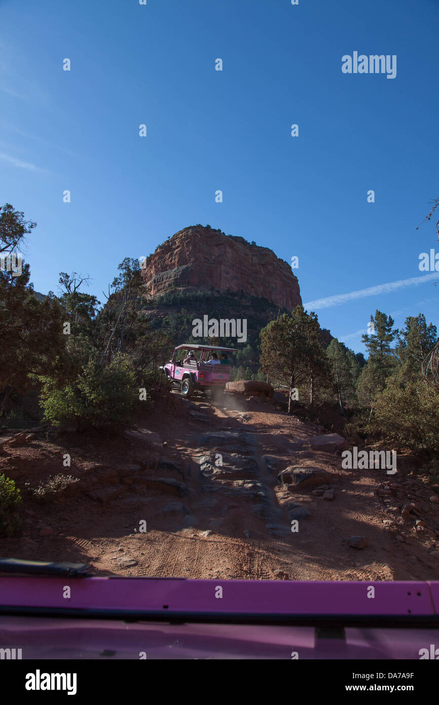 9. Juni 2013 - Sedona, Arizona, USA - von Sedona Best off Road Abenteuer ist Broken Arrow Trail mit Pink Jeep Tours geführte Autofahrer, die Geologie und Geschichte der Region erklären. Sedona Hauptattraktion ist eine Reihe von roten Sandstein-Formationen, die zu glühen in leuchtende Orange und rot, wenn der Aszendent oder untergehende Sonne beleuchtet erscheinen. Die roten Felsen bilden eine beliebte Kulisse für zahlreiche outdoor-Aktivitäten von spirituellen Bestrebungen bis hin zu den Hunderten von Wander- und Mountainbike-Strecken. Sedona ist benannt nach Sedona Arabelle Miller Schnebly (1877−1950), die Ehefrau von Theodore Carlton Schn Stockfoto