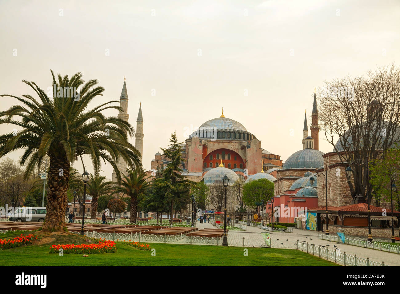 Hagia Sophia mit Touristen in Istanbul Stockfoto
