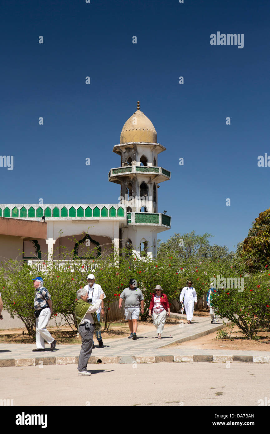 Oman Salalah, Dhofar, Jabal Auara, Hiobs Grab, Nabi Ayoub, Besucher in Moschee Stockfoto