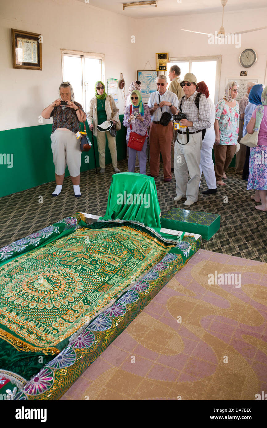 Jabal Auara, Besucher in Hiobs Grab, Nabi Ayoub, Salalah, Oman und Dhofar tour Gruppe Stockfoto