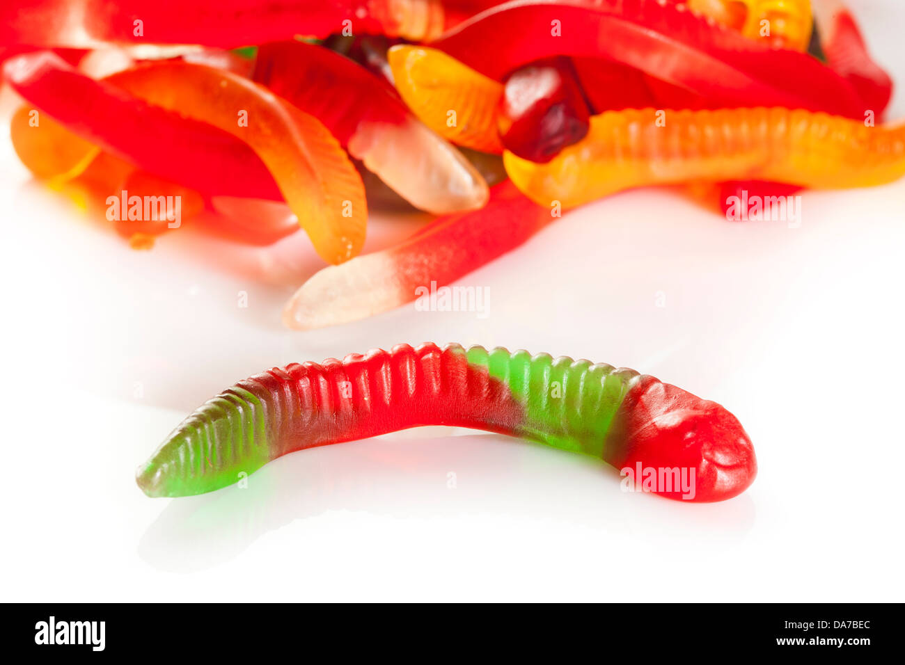 Bunten fruchtigen Gummibärchen Wurm Süßigkeiten auf einem Hintergrund Stockfoto