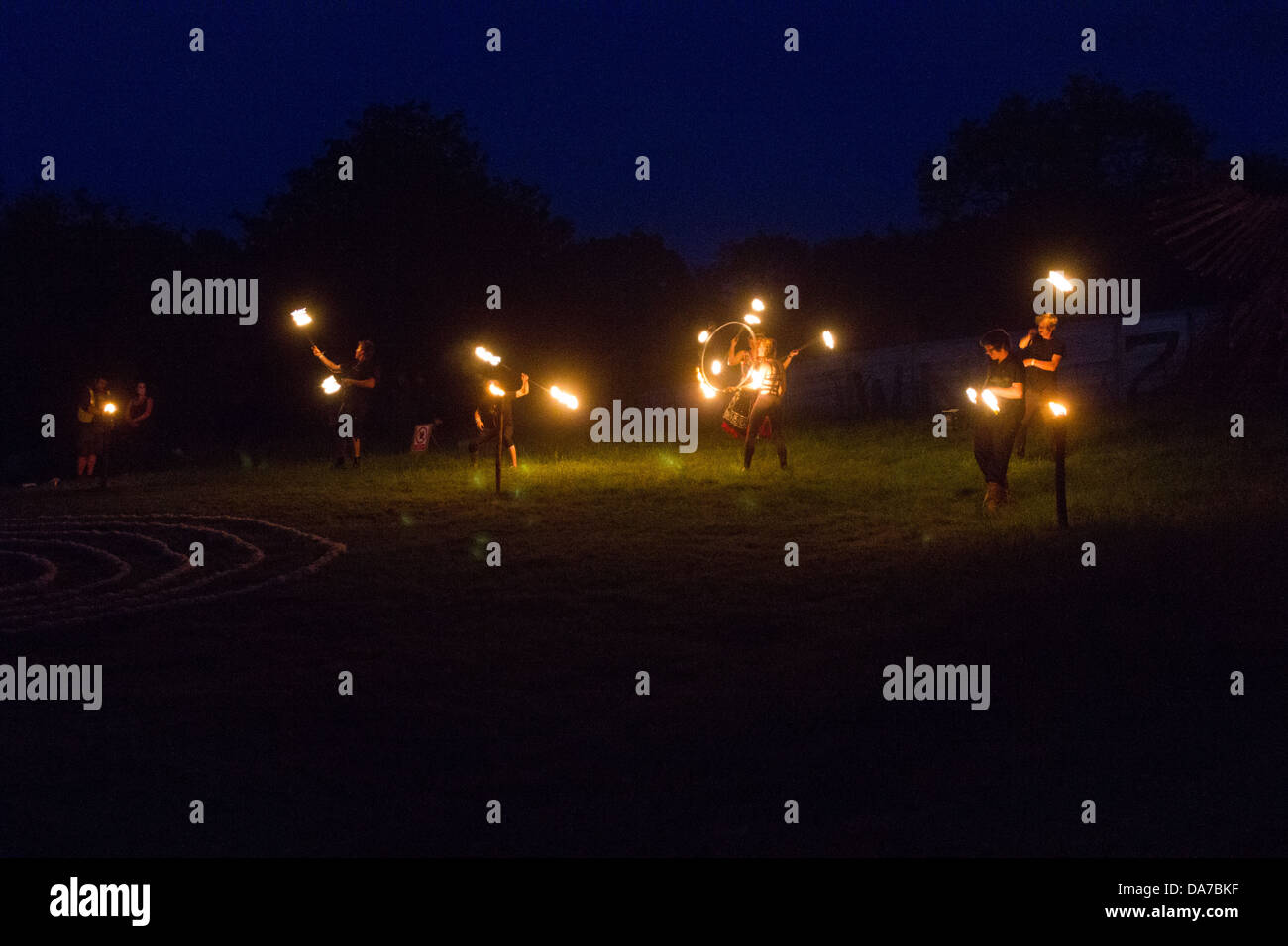 Feuertänzer am Steinkreis am Eröffnungsabend des Glastonbury Festival 2013 Stockfoto