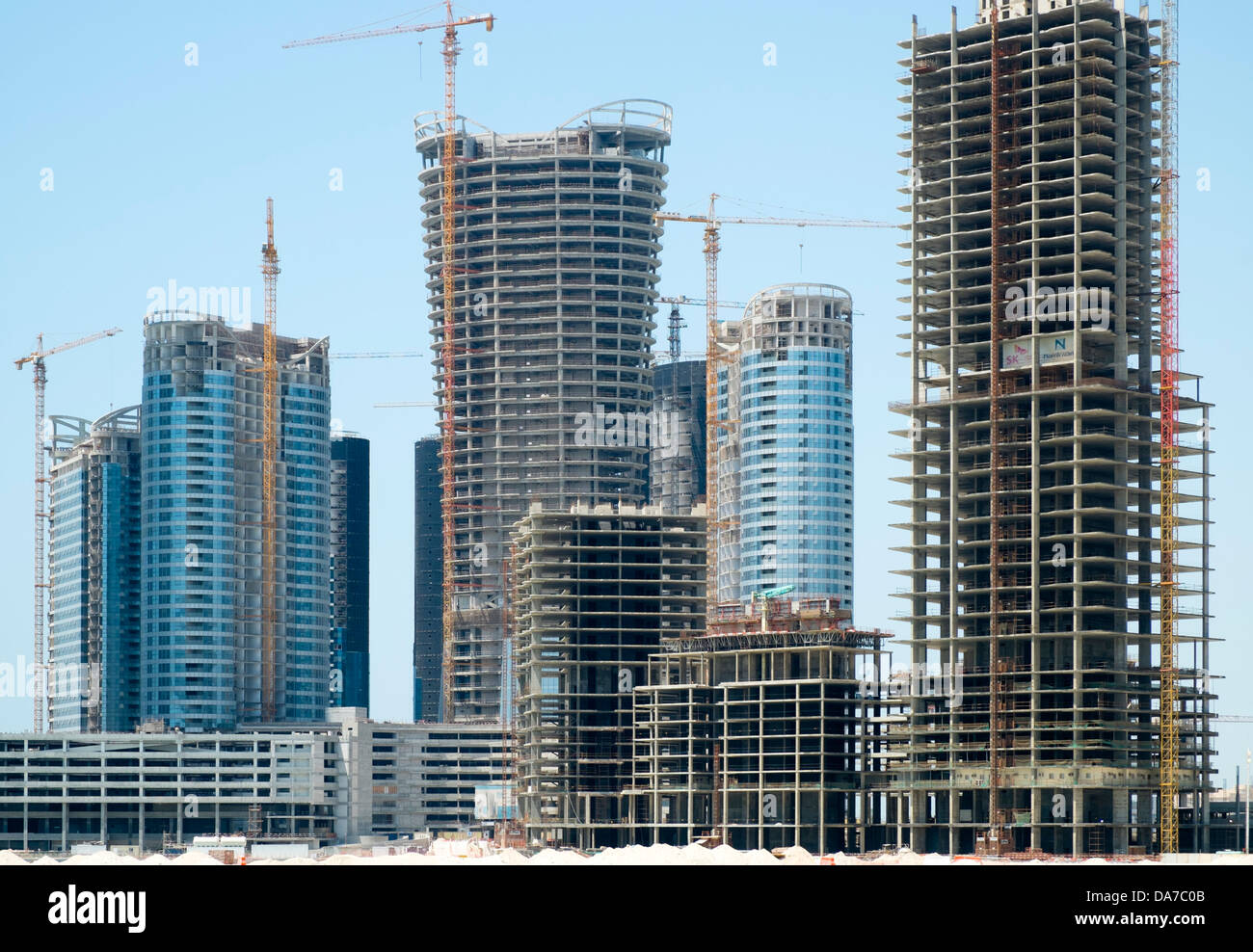 Viele Hochhäuser im Bau auf Al Reem Island neue Geschäfts- und Wohnviertel in Abu Dhabi Vereinigte Arabische Emirate Stockfoto