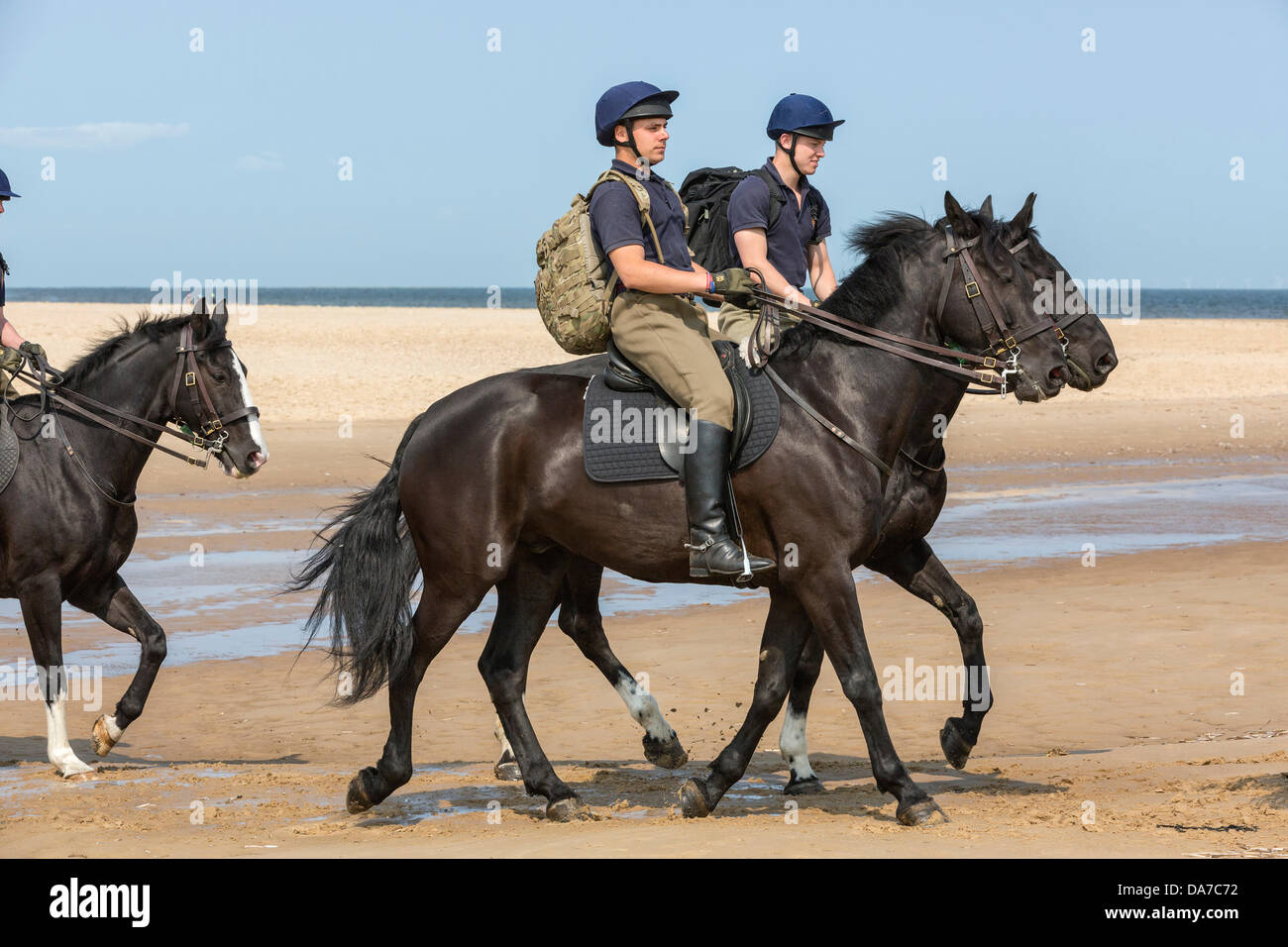 Holkham, Norfolk, Großbritannien. 4. Juli 2013. Der Household Cavalry - Fahrer von der Blues and Royals Reiten auf Holkham Beach in North Norfolk während ihrer jährlichen Sommerlager. Holkham. North Norfolk.England. 5. Juli 2013 Kredit: David Osborn/Alamy Live-Nachrichten Stockfoto