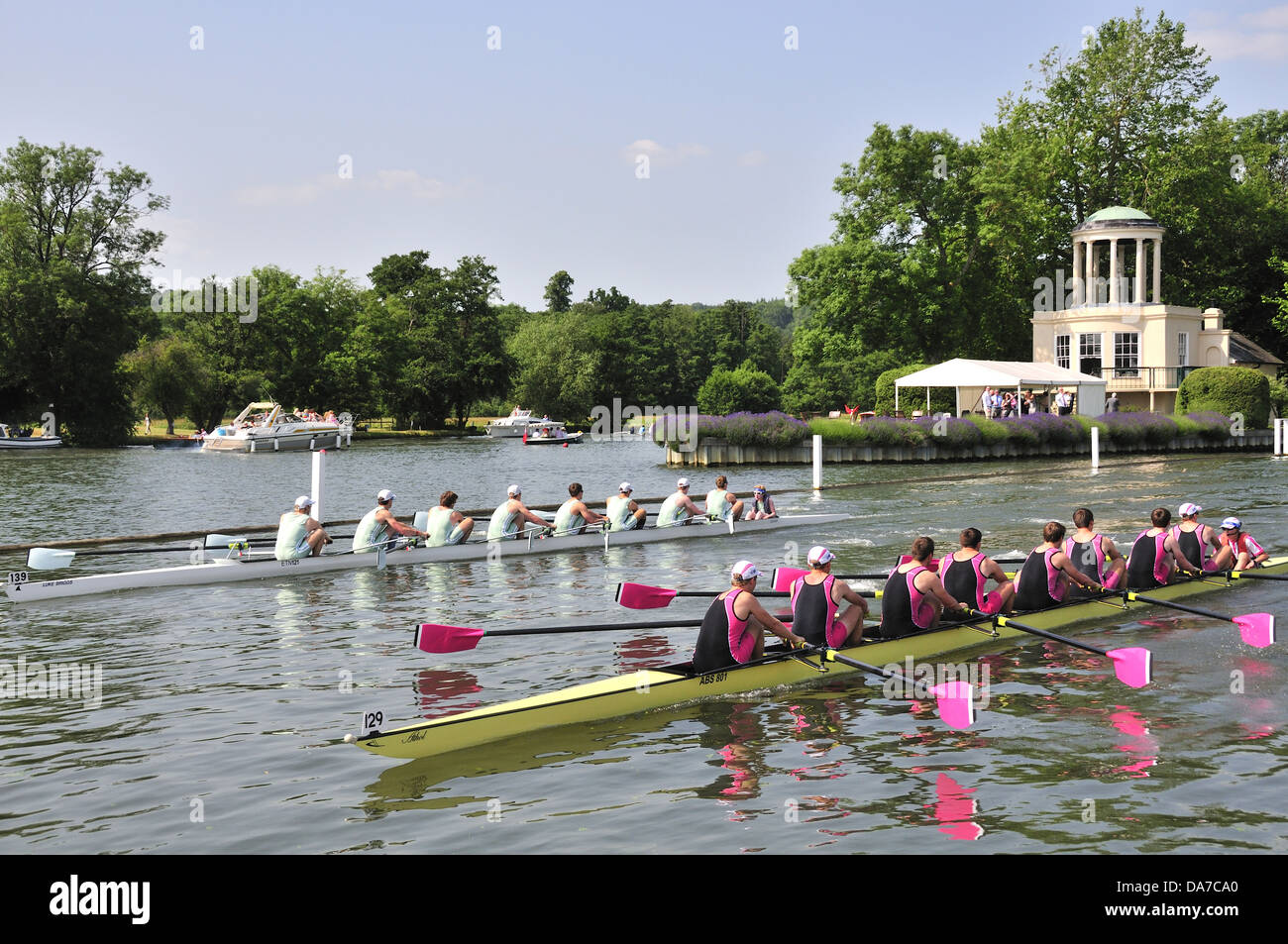 Henley Royal Regatta.  Die Prinzessin Elizabeth Challenge Cup (JM8 +) starten Tempelinsel vorbei Stockfoto