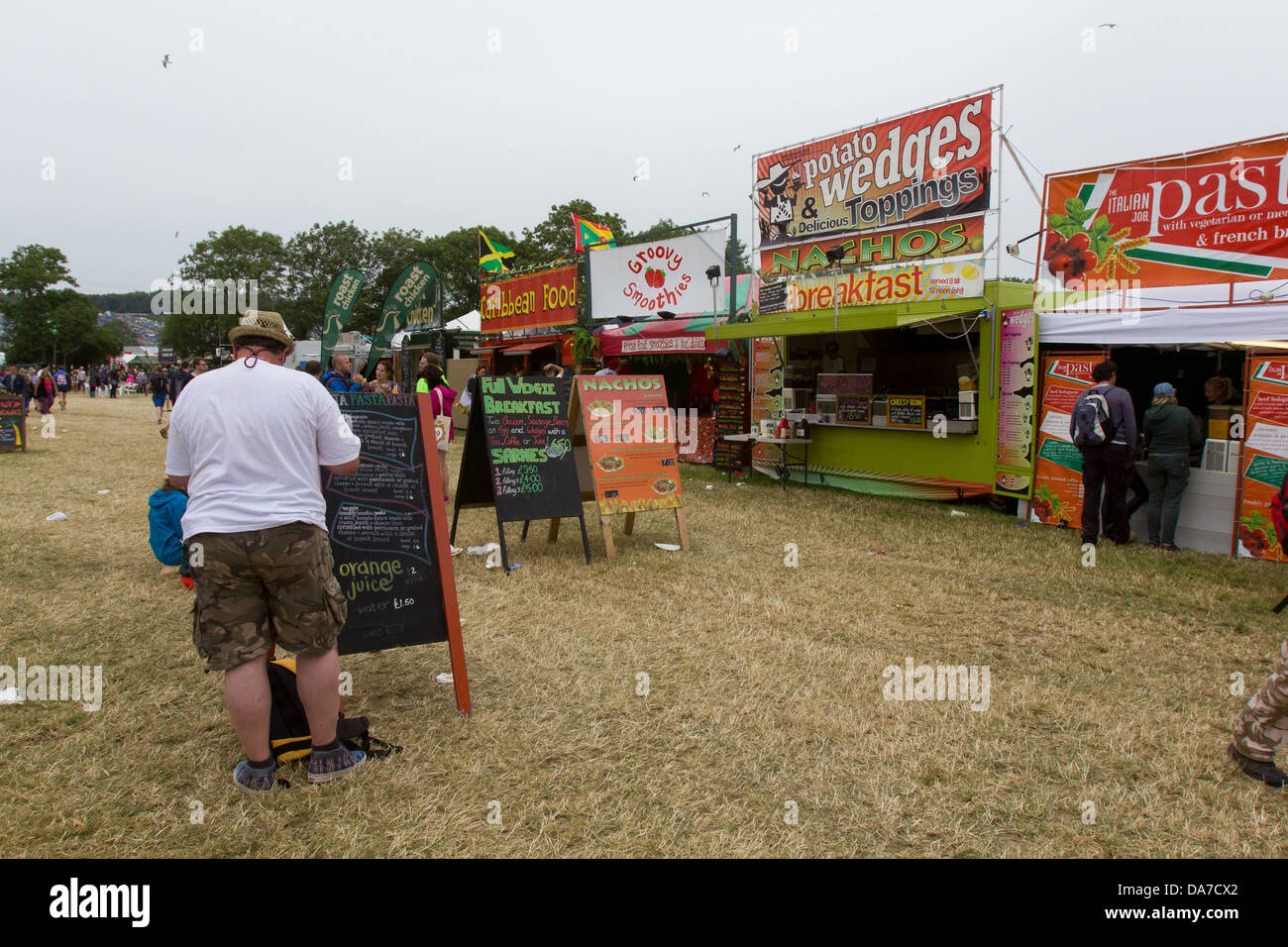 Essensstände auf dem Glastonbury Festival 2013, Pilton, Somerset, England, Vereinigtes Königreich... Stockfoto