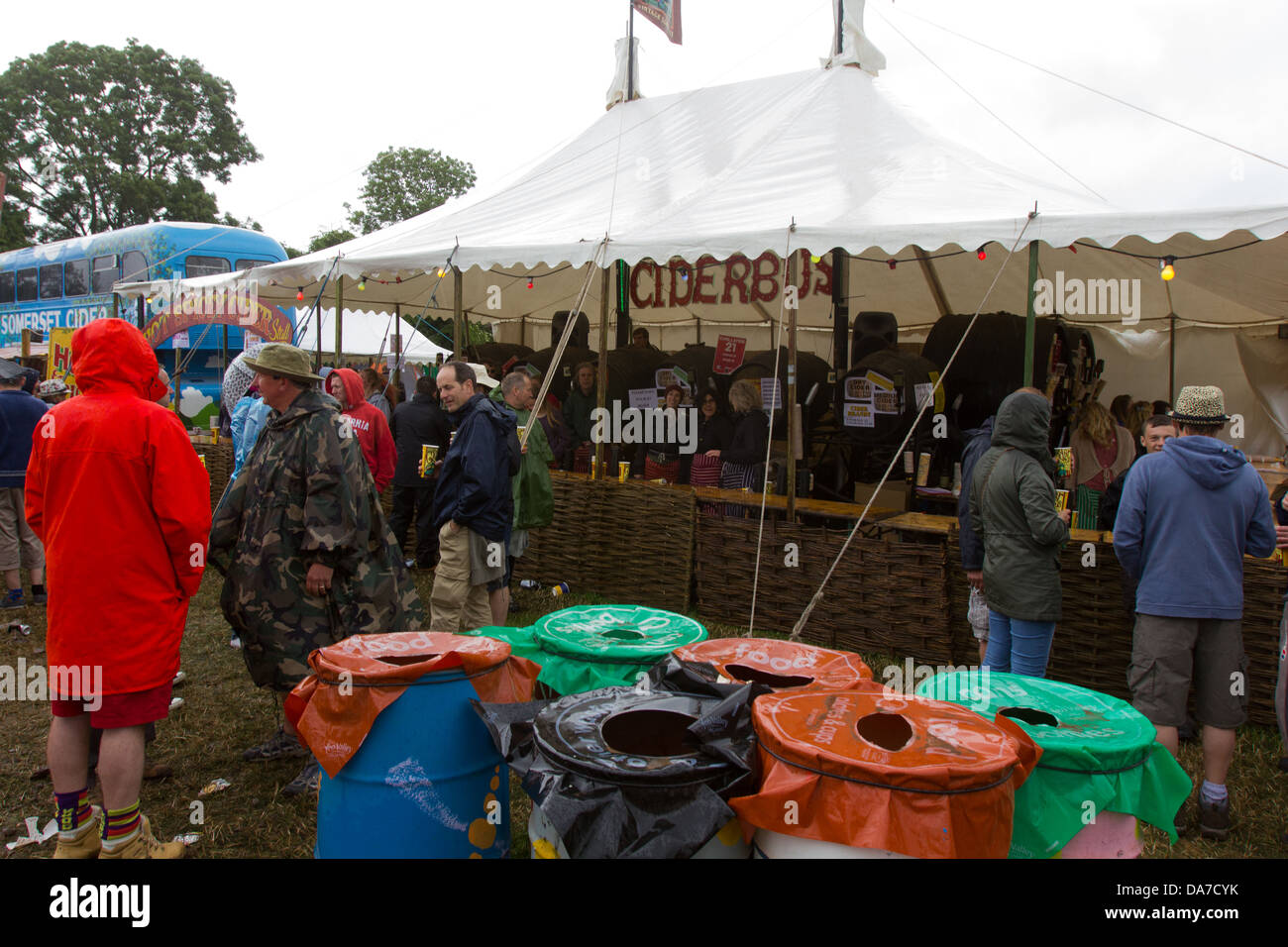 Apfelwein-Sammelschiene am Glastonbury Festival 2013. Stockfoto