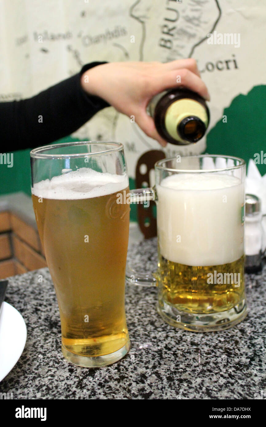 Krug bier in der hand -Fotos und -Bildmaterial in hoher Auflösung – Alamy