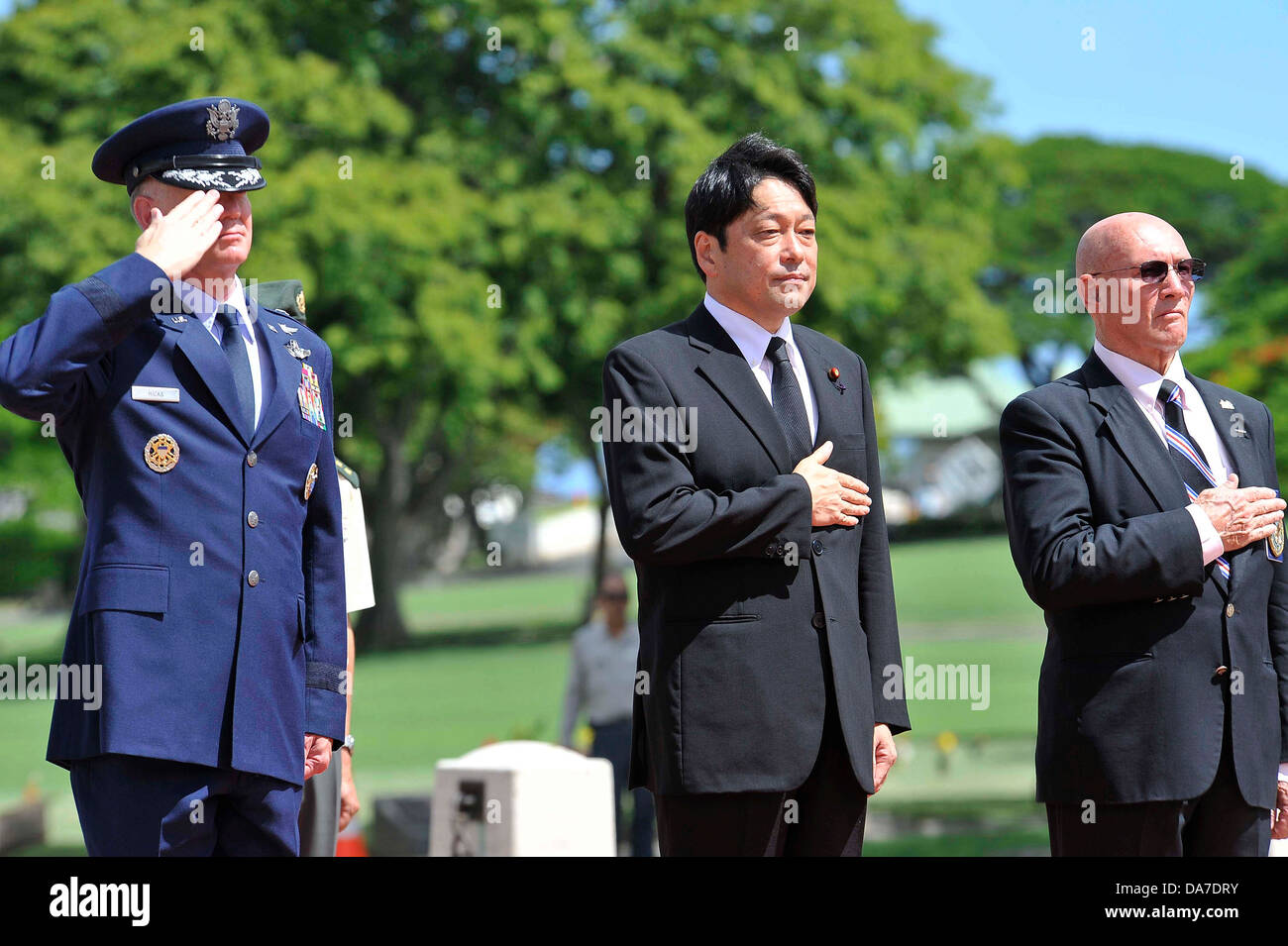 Japanischen Minister für Verteidigung Itsunori Onodera, Center, Gene Castagnetti und Major General John Hicks Stand während einer Kranzniederlegung am Grab für Hawaii Senator Daniel Inouye 1. Juli 2013 in Honolulu, HI. Stockfoto