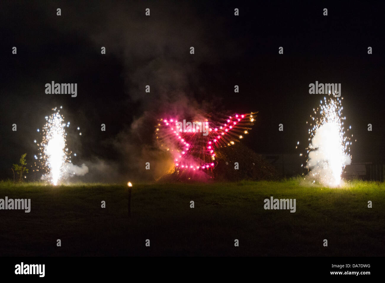 Lagerfeuer und Feuerwerk anzeigen öffnen das Glastonbury Festival 2013, Somerset, England, Vereinigtes Königreich. Stockfoto