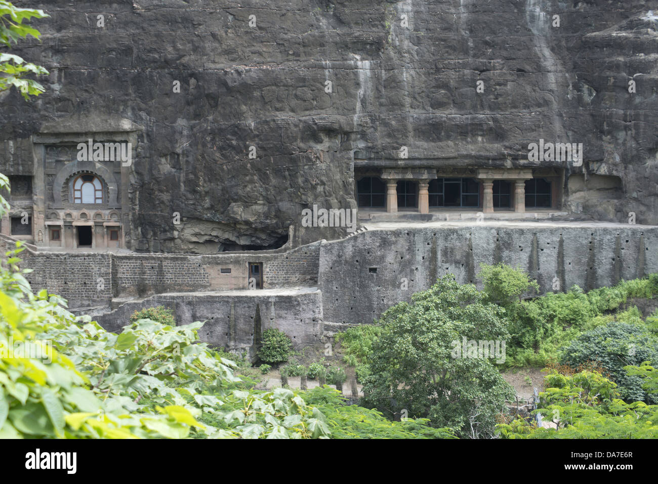 Allgemeine Ansicht der Höhle Nr. 7, 8 und 9 der Nr. 9 Chaitya der frühen Hinayana ist. Ajanta Höhle Aurangabad, Indien Stockfoto