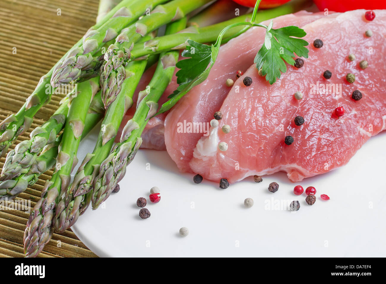 Schweinefilet mit frischem Spargel Stockfoto