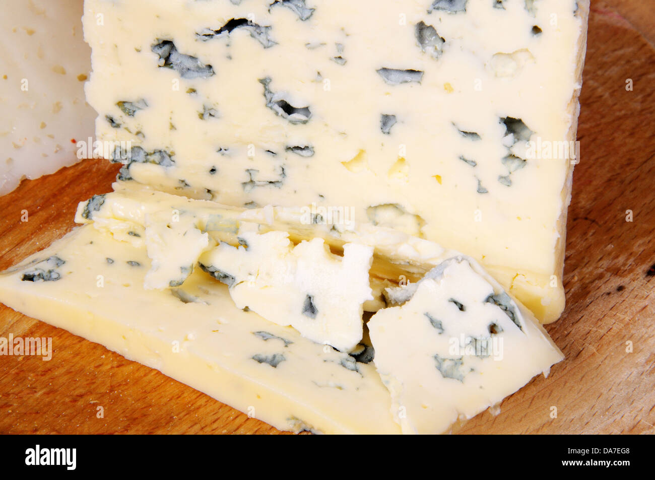 Französisch-Bleu d ' Auvergne Käse auf ein Schneidbrett aus Holz. Stockfoto