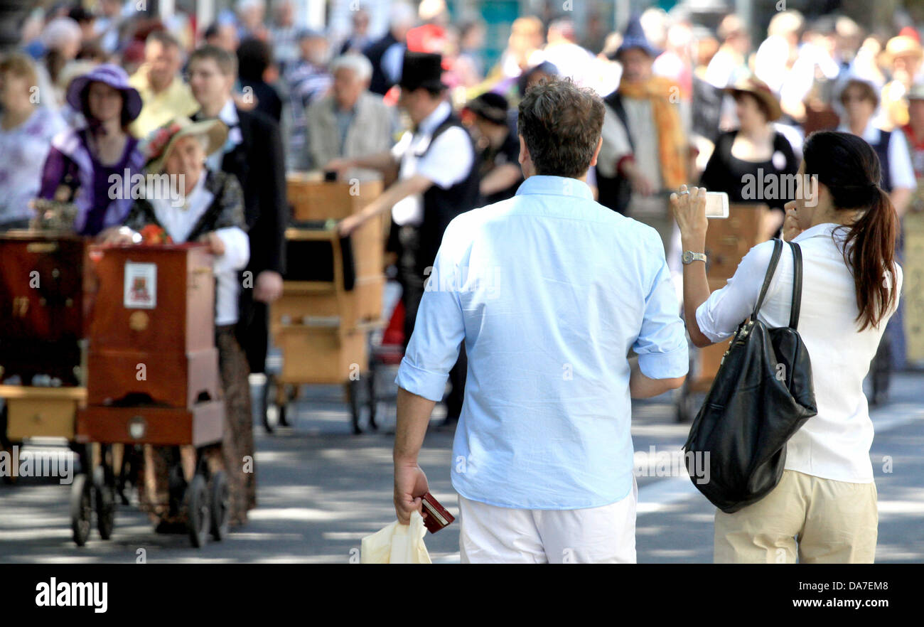 Zuschauer, die Parade der Drehorgel Spieler in Berlin, Deutschland, Foto 6. Juli 2013. 133 Barrel Organ Spieler aus 33 Ländern beteiligen sich am Festival von 05 bis 7. Juli 2013 läuft. Foto: MARCEL KUSCH Stockfoto