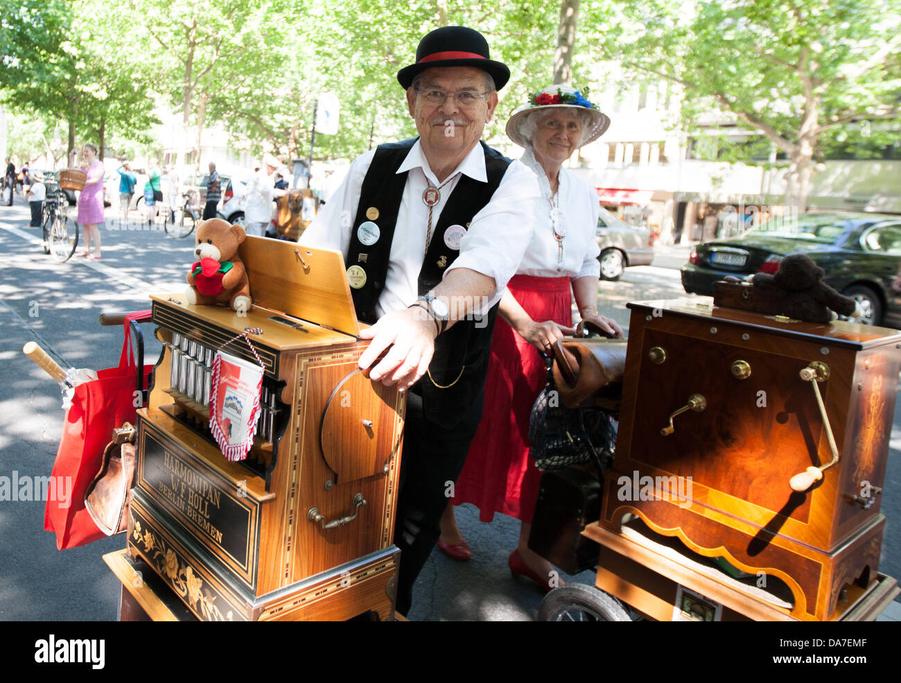 Drehorgel-Spieler nehmen Teil an einer Parade in Berlin, Deutschland, 6. Juli 2013. 133 Barrel Organ Spieler aus 33 Ländern beteiligen sich am Festival von 05 bis 7. Juli 2013 läuft. Foto: MARCEL KUSCH Stockfoto